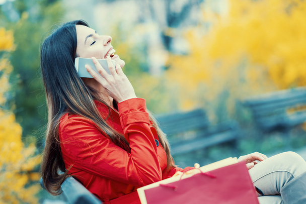 Femme parlant au téléphone et regardant très heureux après les courses
. - Photo, image