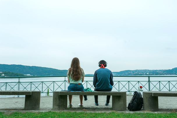Romantický pár na lavičce u Severního moře - Fotografie, Obrázek