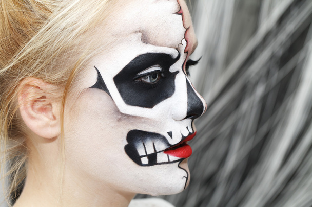 el proceso de creación de maquillaje para Halloween
 - Foto, Imagen