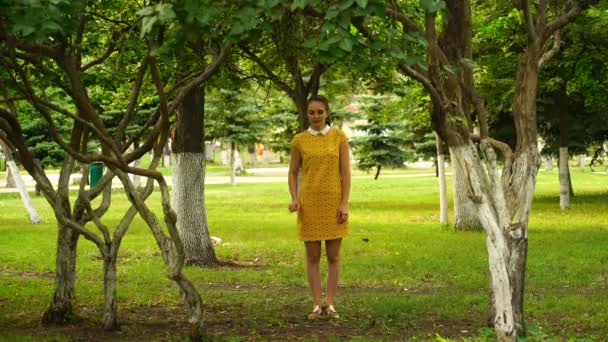 Filmación mujer caminando en el parque y expresó sus emociones alegres. 4K
 - Imágenes, Vídeo