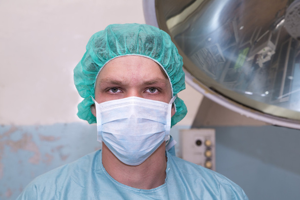 Cirujano parece muy serio acerca de la próxima cirugía
 - Foto, Imagen