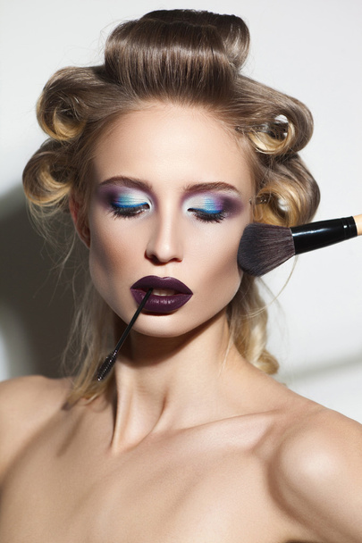  δημιουργική closeup ενός μοντέλου όμορφη μόδας με πολύχρωμο μακιγιάζ - Φωτογραφία, εικόνα