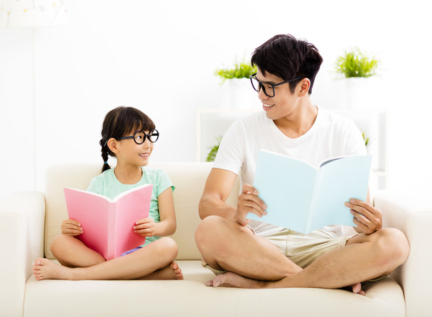 pai e filha estudando juntos no sofá
 - Foto, Imagem