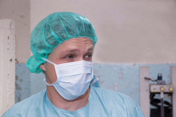 Cirujano haciendo algunos pensamientos sobre la próxima cirugía
 - Foto, Imagen