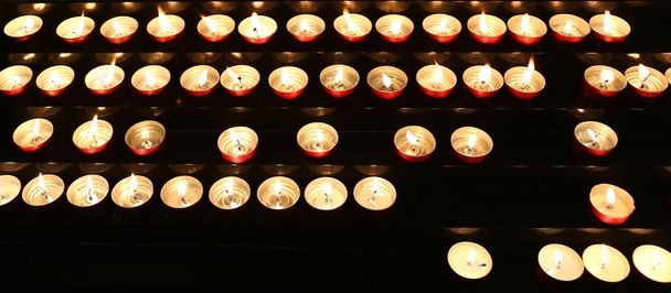 bougies allumées avec flamme scintillante
 - Photo, image