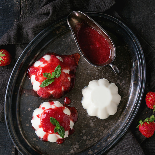 Panna cotta with strawberries - 写真・画像