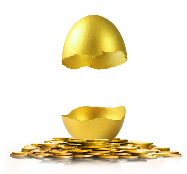 Huevo de Pascua dorado aislado
 - Foto, imagen