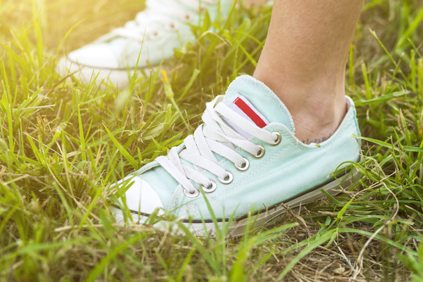 sneakers  in grass - Φωτογραφία, εικόνα