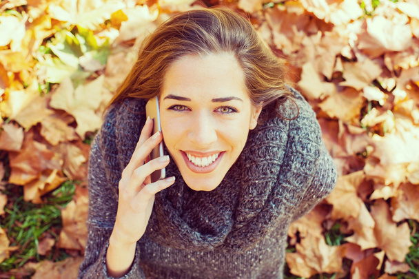 smiling woman talking on the phone  - Foto, Imagem