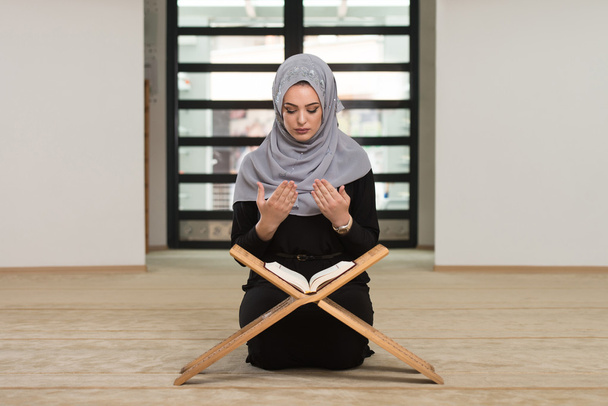 Muslim Woman Reading Holy Islamic Book Koran - Fotoğraf, Görsel