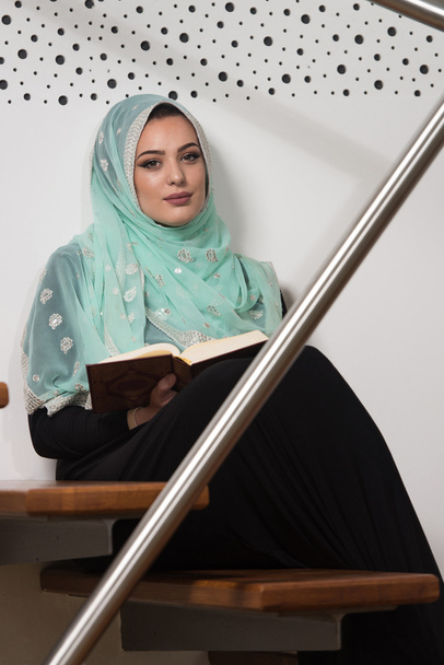 Young Woman Reading The Koran At The Mosque - Valokuva, kuva