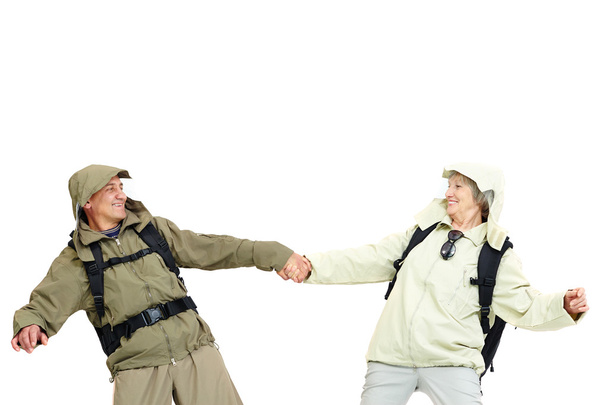 Gelukkig senior wandelaars houden door handen  - Foto, afbeelding
