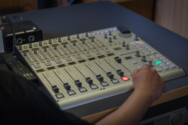 Biurko muzyki w studio dźwiękowe bezpośrednio kontroluje radio tra - Zdjęcie, obraz