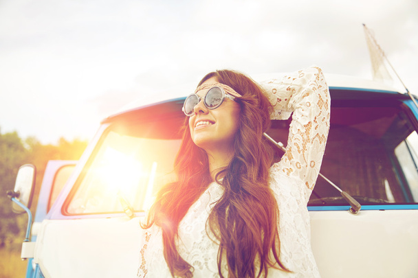 Lächelnde junge Hippie-Frau im Minivan - Foto, Bild