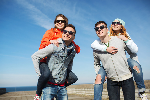 счастливые друзья-подростки в тенях, весело проводящие время на свежем воздухе
 - Фото, изображение