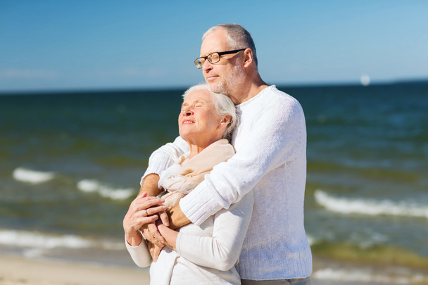 onnellinen vanhempi pari halaus kesällä rannalla
 - Valokuva, kuva