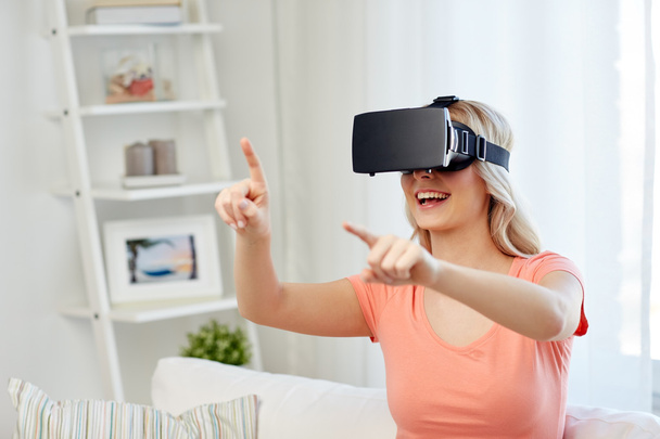 Kobieta w wirtualnej rzeczywistości zestaw słuchawkowy lub okulary 3D - Zdjęcie, obraz