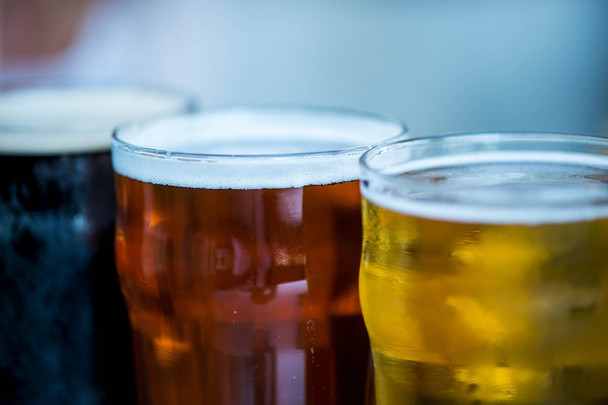 drei Gläser verschiedene alkoholische Bier Pils und Stout - Foto, Bild
