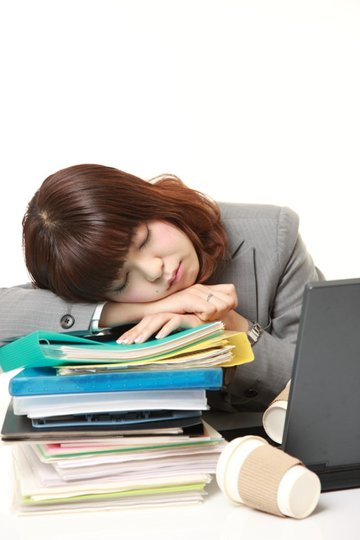 joven mujer de negocios japonesa durmiendo en el escritorio
 - Foto, Imagen