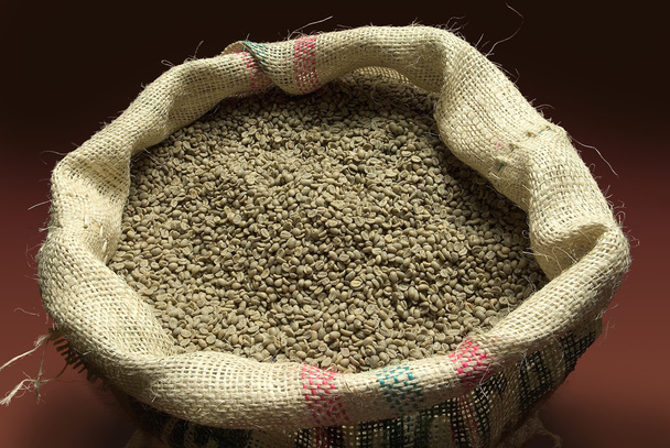 Несмажені кавові зерна в джутовому мішку
 - Фото, зображення