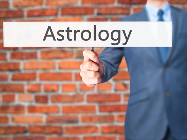 Astrologia - Liikemies osoittaa merkki
 - Valokuva, kuva