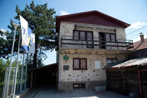 Σεράγεβο, Βοσνία - 7 Ιουλίου 2016: Το σπίτι μέσω του οποίου τούνελ του Σεράγεβο συνέδεε την πόλη με άλλα μέρη κατά τη διάρκεια της πολιορκίας του Σεράγεβο, κατασκευάστηκε το 1993. Σημειώστε τις τρύπες από σφαίρες στους τοίχους. - Φωτογραφία, εικόνα
