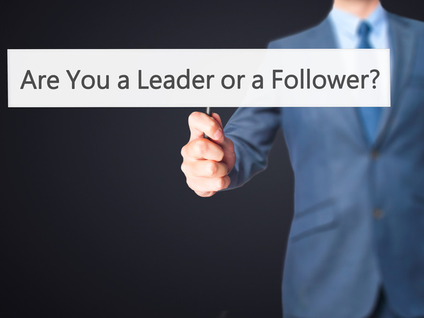 Sei un leader o un seguace? - Uomo d'affari che mostra segno
 - Foto, immagini