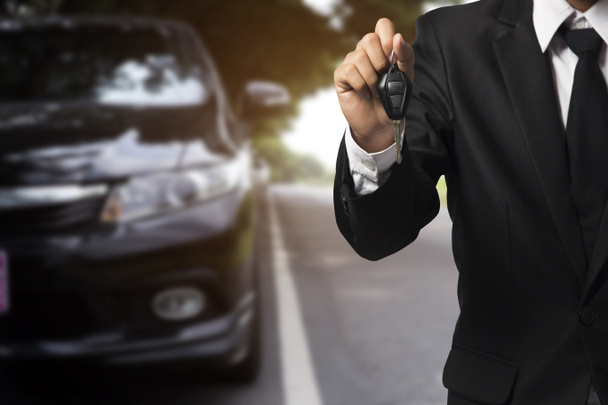 hombre de negocios mostrando una llave de coche - venta de coches & conce negocio de alquiler
 - Foto, Imagen