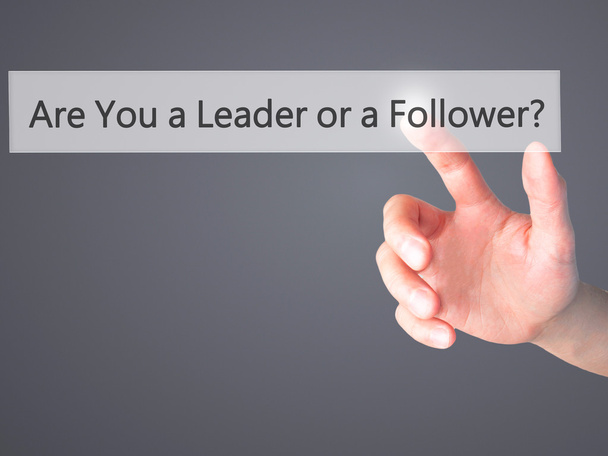 Sind Sie Anführer oder Mitläufer? - Handdrücken einer Taste auf blu - Foto, Bild