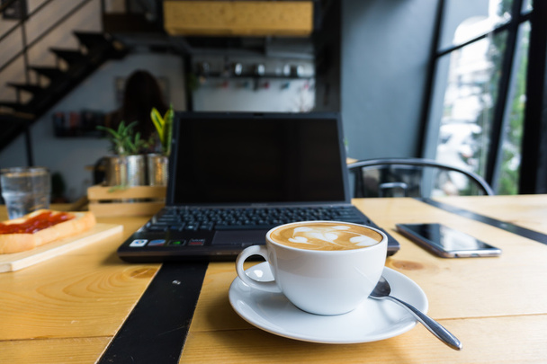 Kubek biały expresso kawa z laptopa w kawiarni, przestrzeń robocza - Zdjęcie, obraz