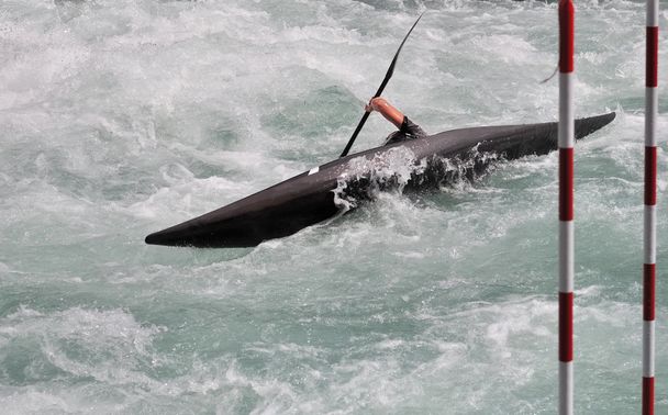 kayak en canoa en aguas bravas
  - Foto, imagen