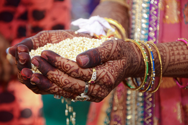 Indische Braut führt Rituale für ihre Hochzeit durch  - Foto, Bild
