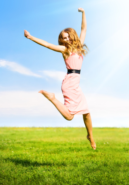 счастливая прыгучая девушка - Фото, изображение