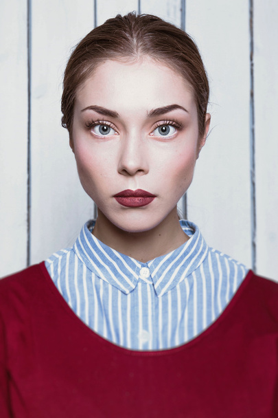 Portréja egy nő nagy szemét és vörös ajkak - Fotó, kép