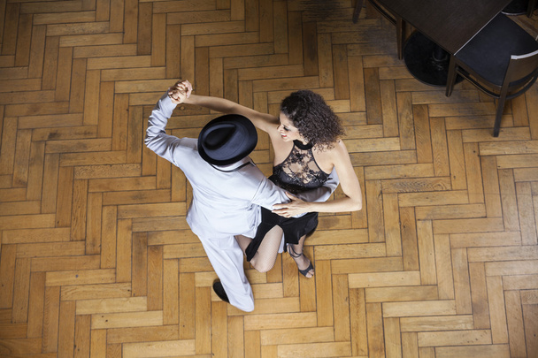 Hoge hoekmening van dansers het uitvoeren van op houten vloer - Foto, afbeelding