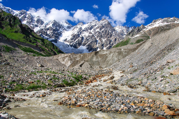 Kesä maisema Kaukasus Shkhara vuori Svaneti alueella, Georgia
 - Valokuva, kuva