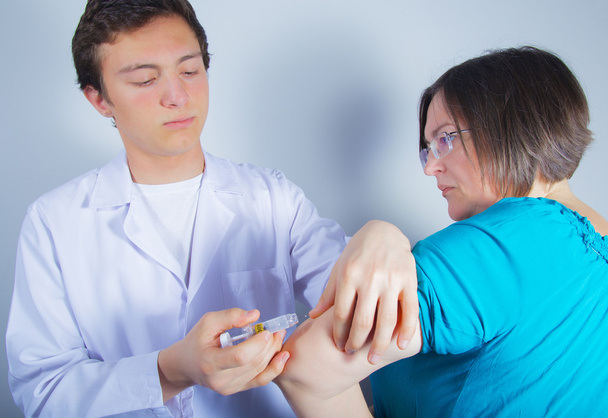 Krankenschwester gibt intravenöse Therapie - Foto, Bild