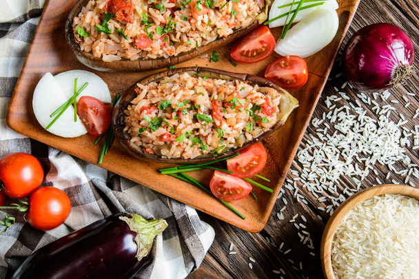 Stuffed eggplant with rice, tomato and onion - Foto, imagen