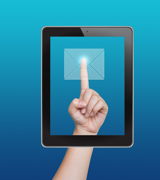 Pulsando el botón de correo de la tableta en una pantalla táctil
 - Foto, imagen