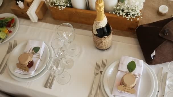 Rosas blancas con verdor en la mesa de cena festiva, primer plano
 - Imágenes, Vídeo