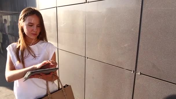 Femme main tactile tablette de navigation dans le centre d'affaires
 - Séquence, vidéo