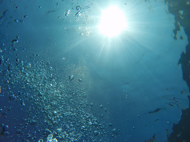 bolhas de ar na água do mar
 - Foto, Imagem