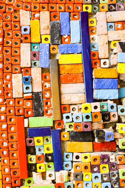 Briques colorées décorent sur le mur
. - Photo, image