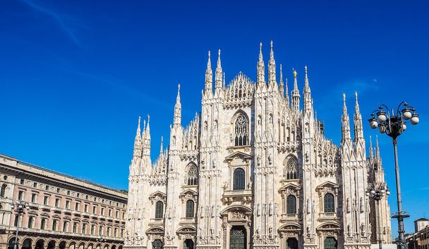 Duomo tarkoittaa katedraali Milanossa HDR
 - Valokuva, kuva