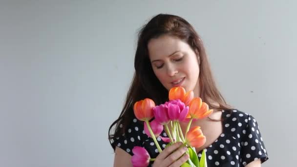Žena přijímá a vůni tulipánu květin z její lásky - Záběry, video