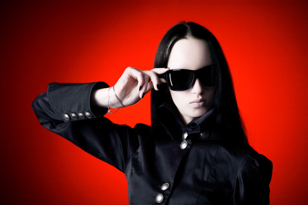 Goth woman with sunglasses - Foto, afbeelding