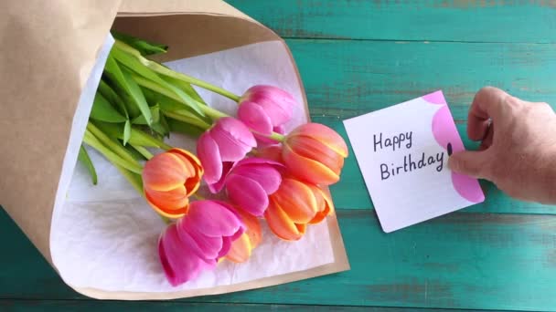 Λουλούδια τουλίπα με χαρούμενα γενέθλια μήνυμα Σημείωση - Πλάνα, βίντεο