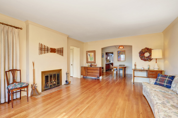 Spacieux salon intérieur avec grand canapé et cheminée
 - Photo, image