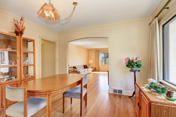Cozy dining room interior with oval wooden table - Φωτογραφία, εικόνα