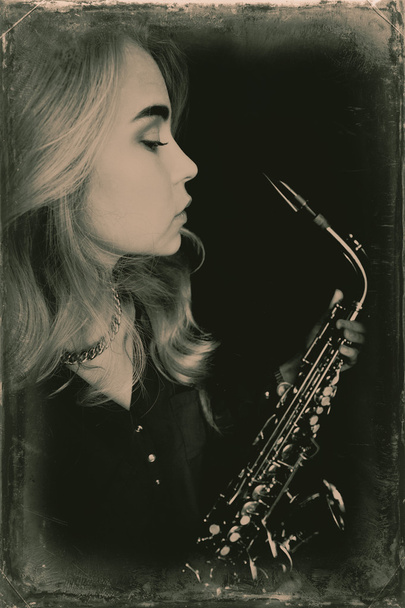 Teini tilalla saksofoni
 - Valokuva, kuva